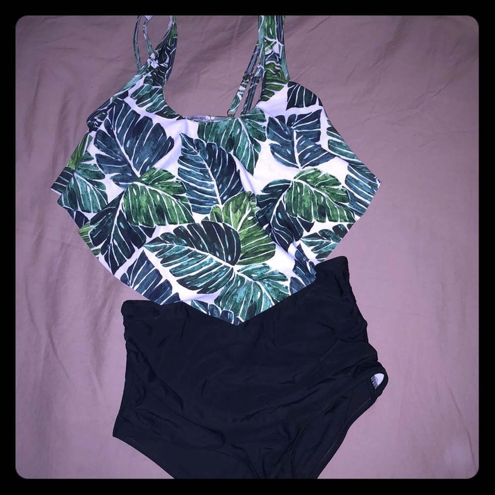 Bikini with high waist bottoms.